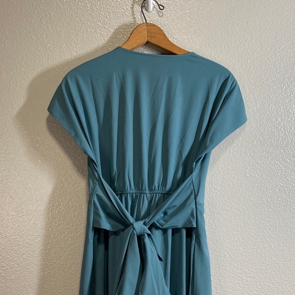 NWT HALARA Breezeful V neck Short Sleeve Pockets Tie Back Travel Midi Dress Sz M - Picture 5 of 11